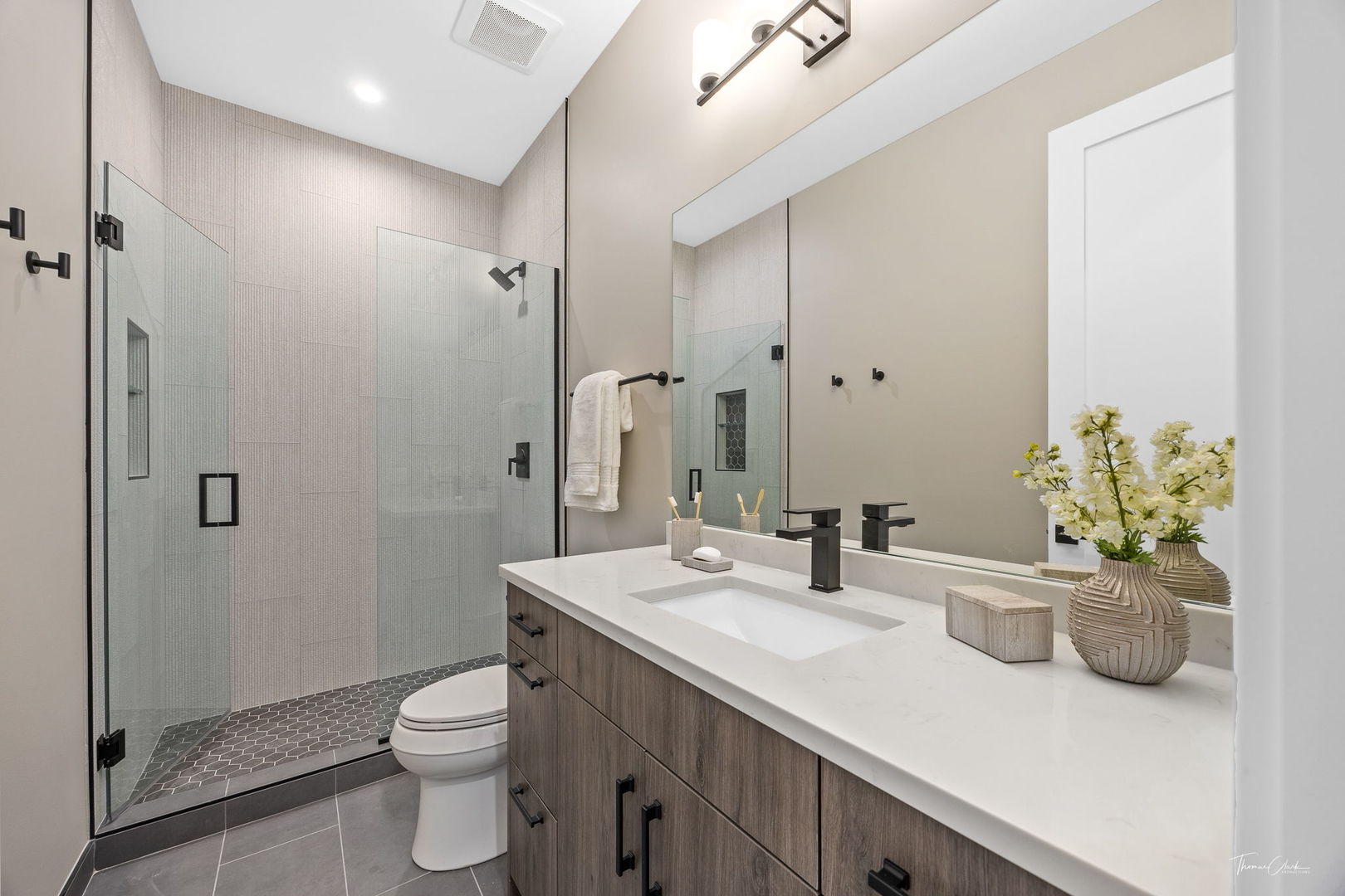 1642 W Wolfram Street Property Photo 21