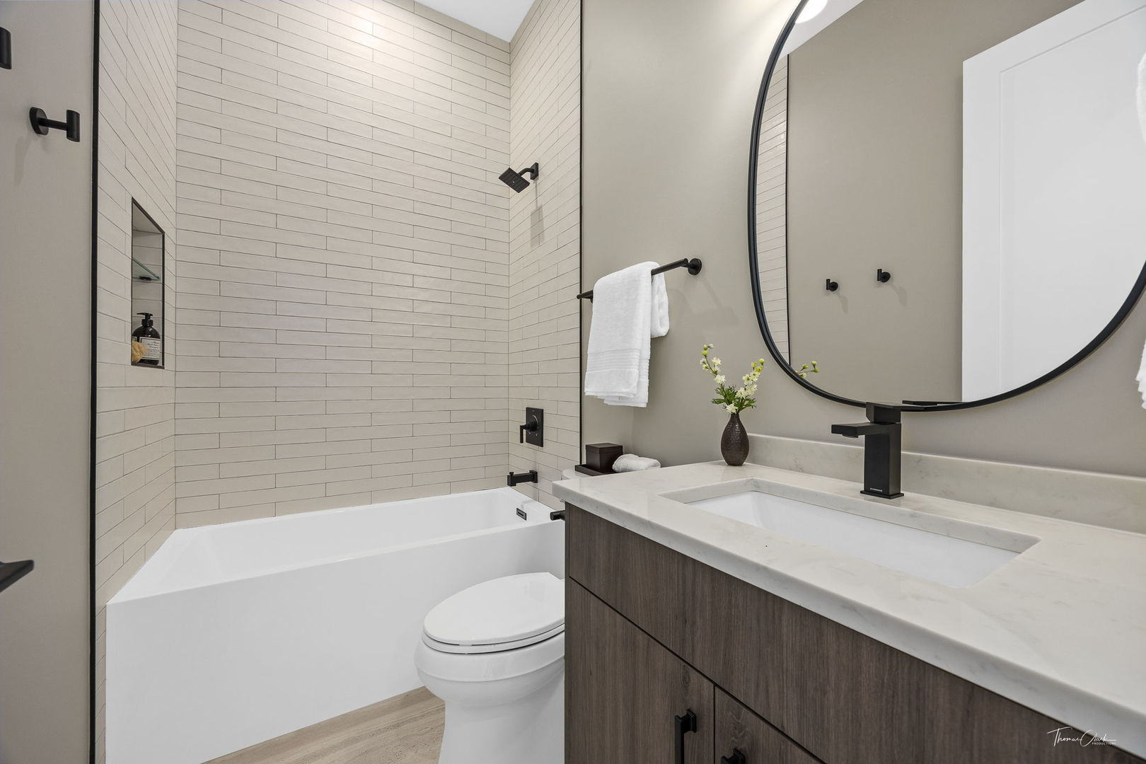 1642 W Wolfram Street Property Photo 27