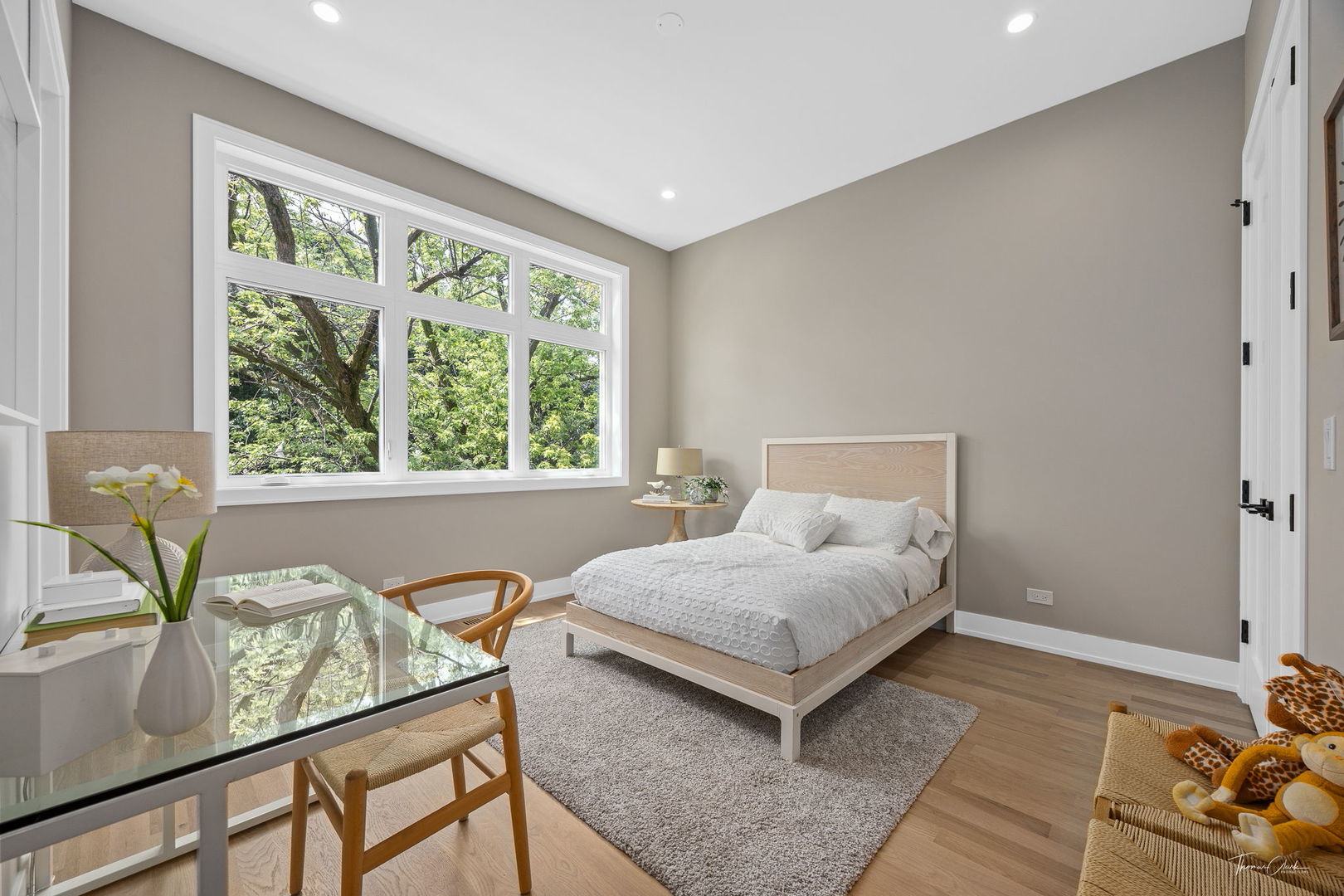 1642 W Wolfram Street Property Photo 28