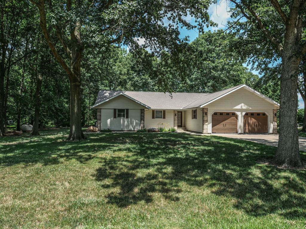 26 N Deer Lk Property Photo 1