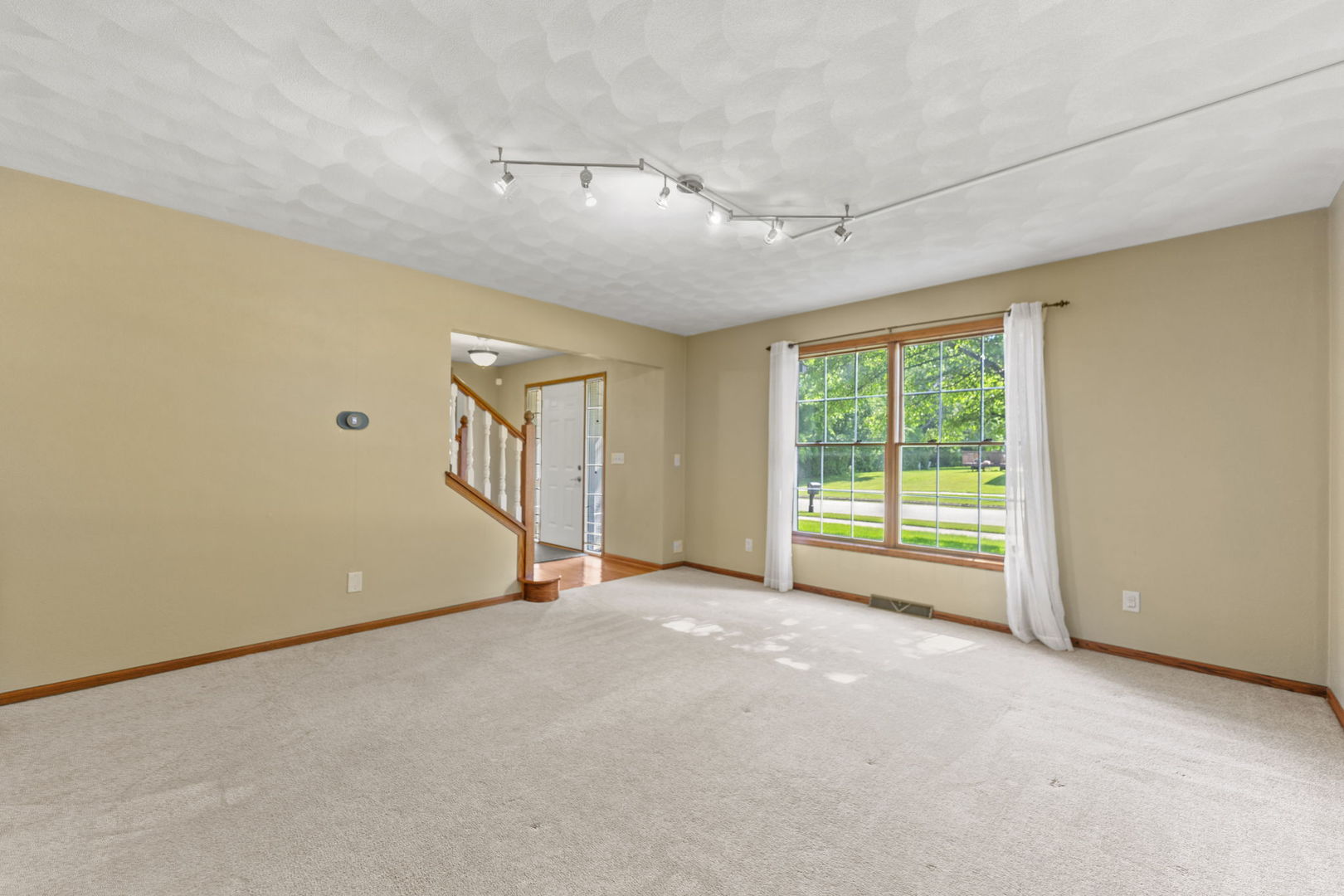 1920 Grandchester Place Property Photo 3