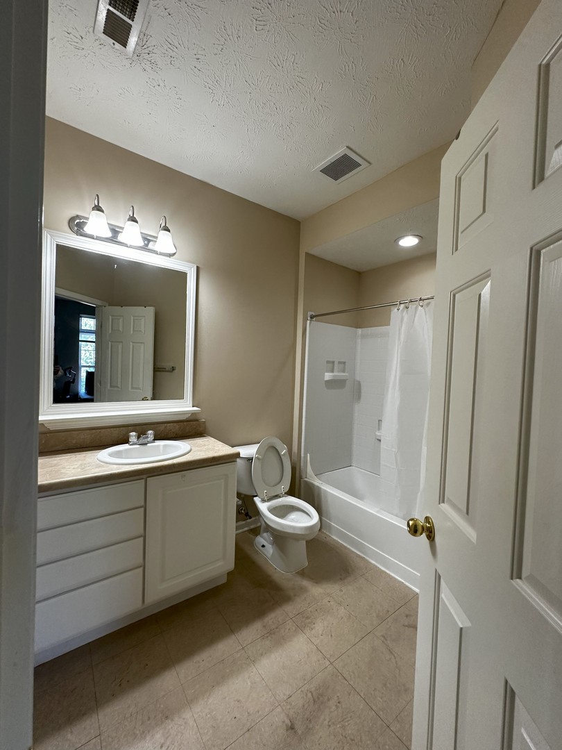 1901 N Lincoln Avenue 205 Property Photo 11