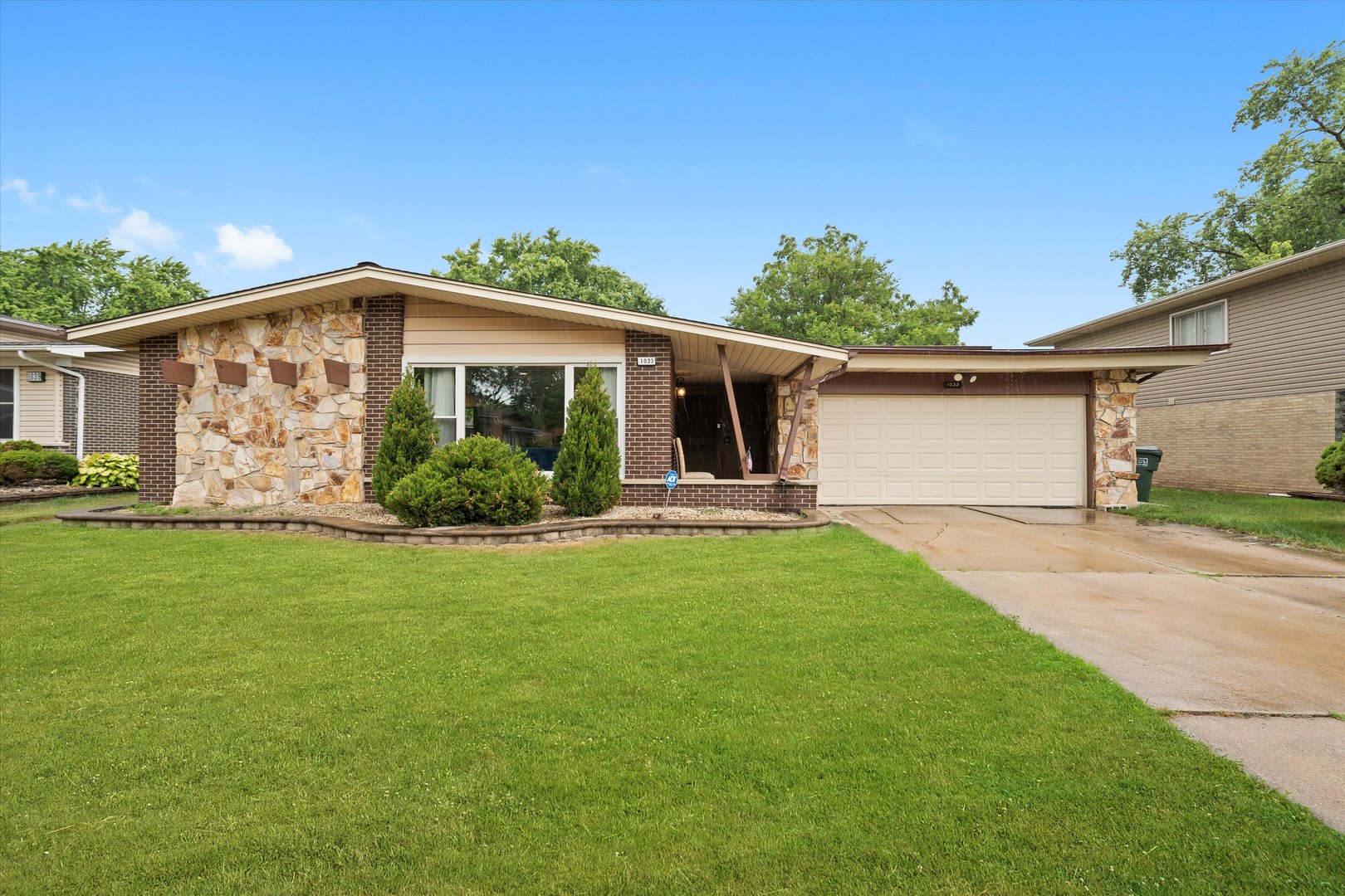 1033 W Indiana Street Property Photo 1