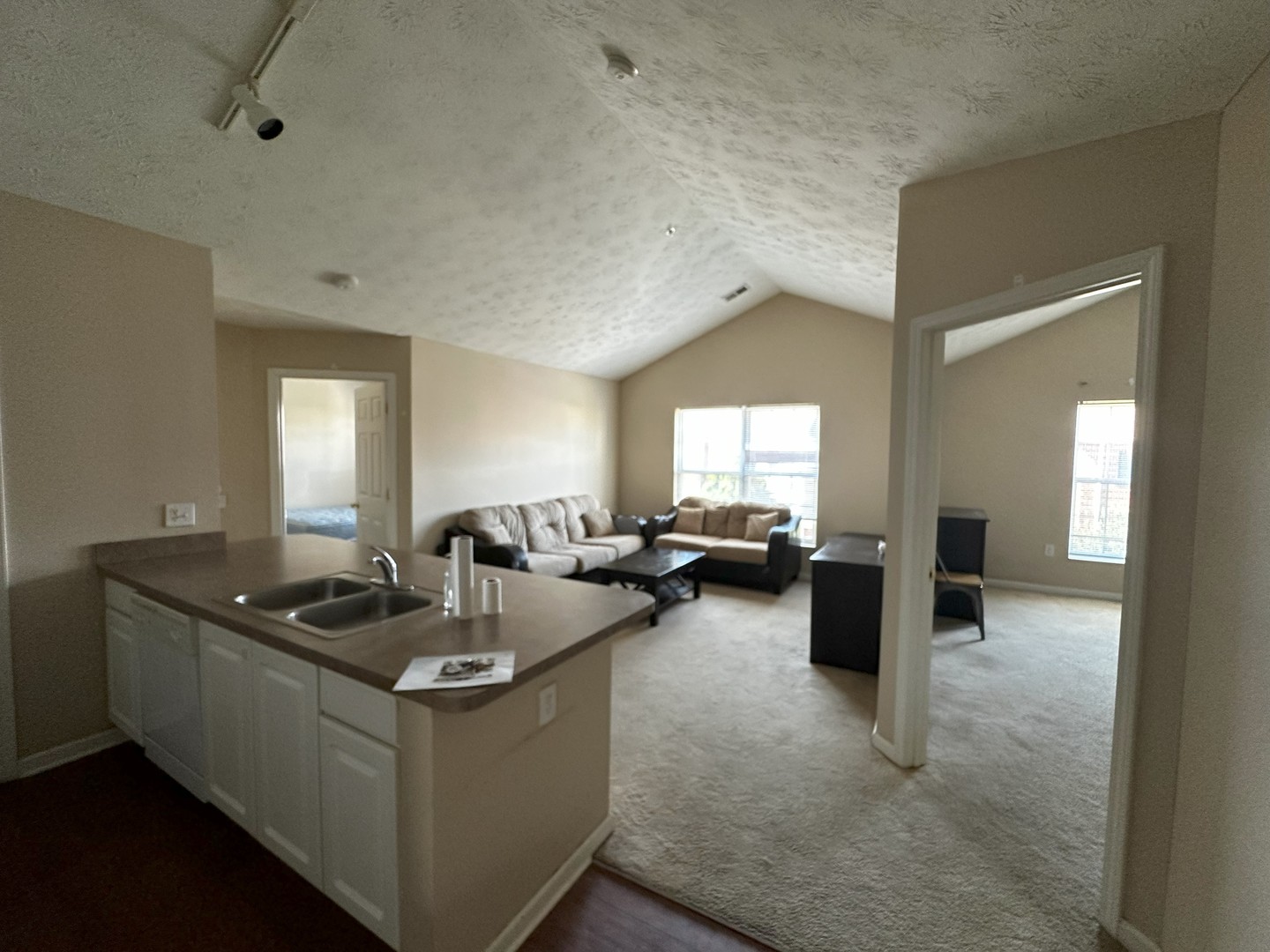 1903 N Lincoln Avenue 303 Property Photo 3