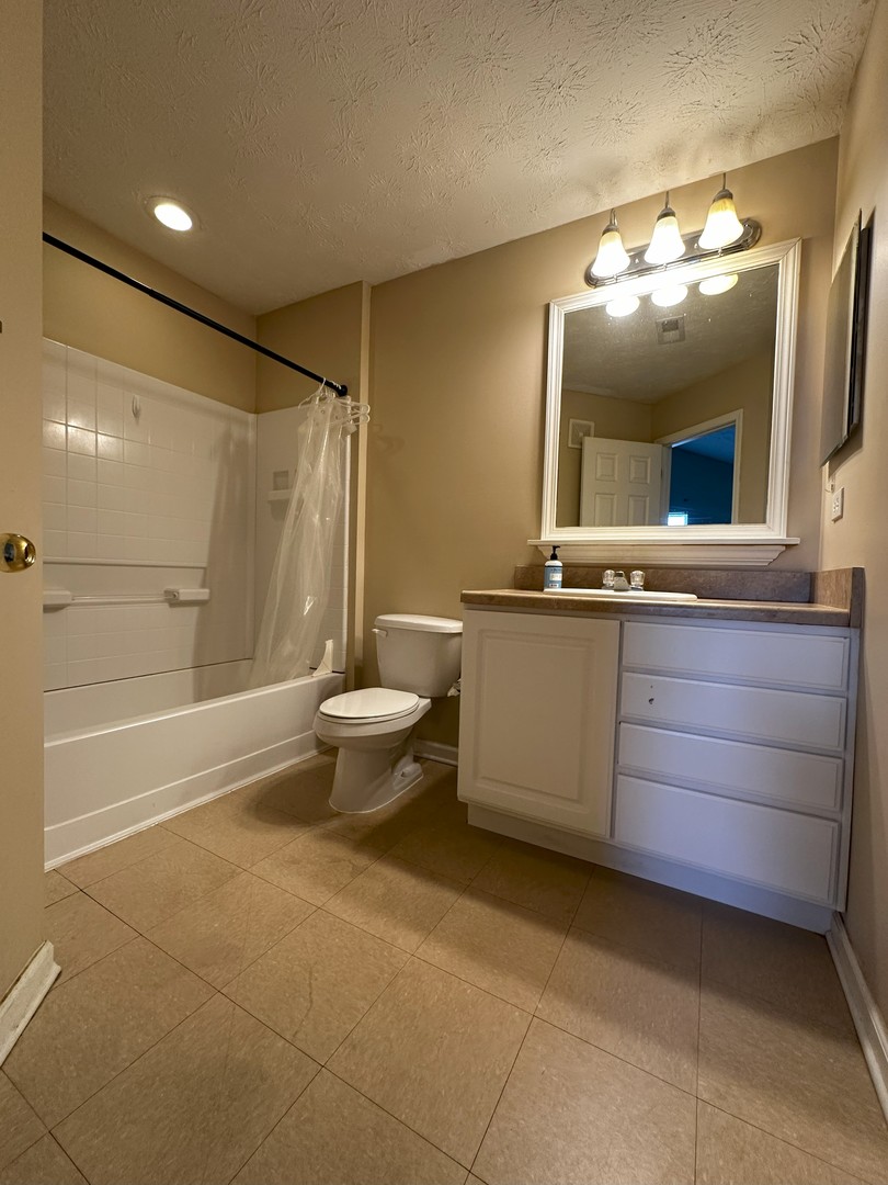 1903 N Lincoln Avenue 303 Property Photo 8