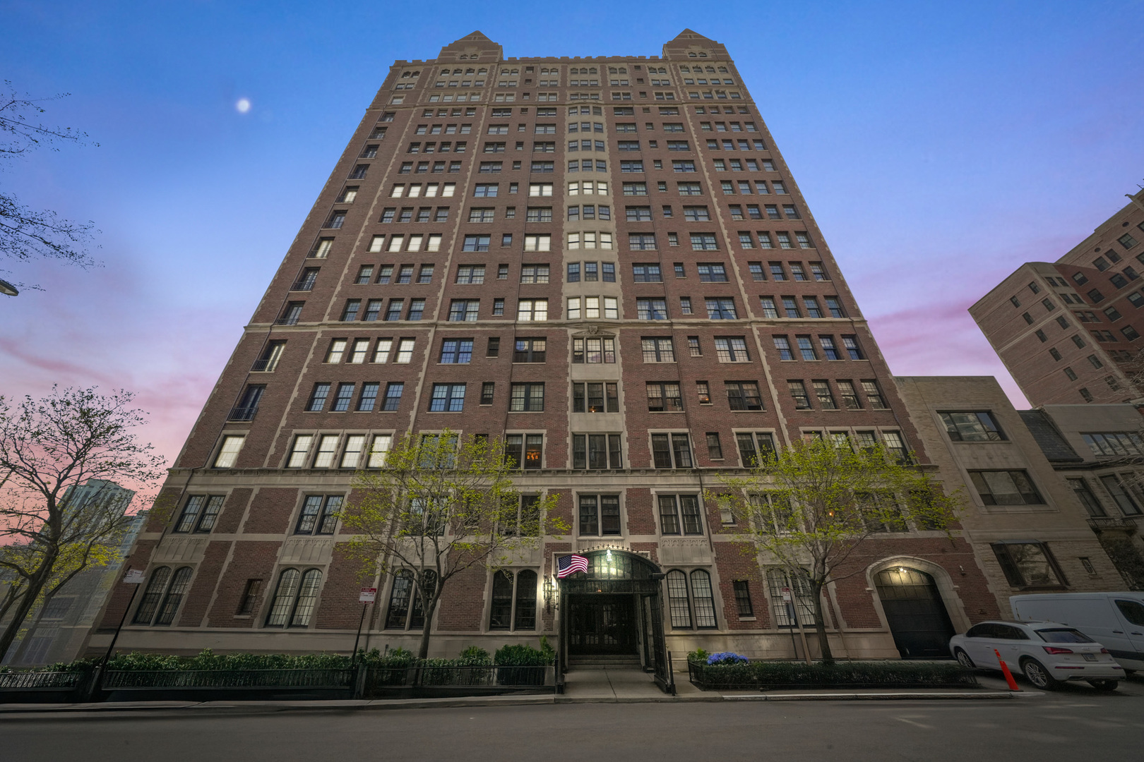 1120 N LAKE SHORE Drive 18CD Property Photo 1