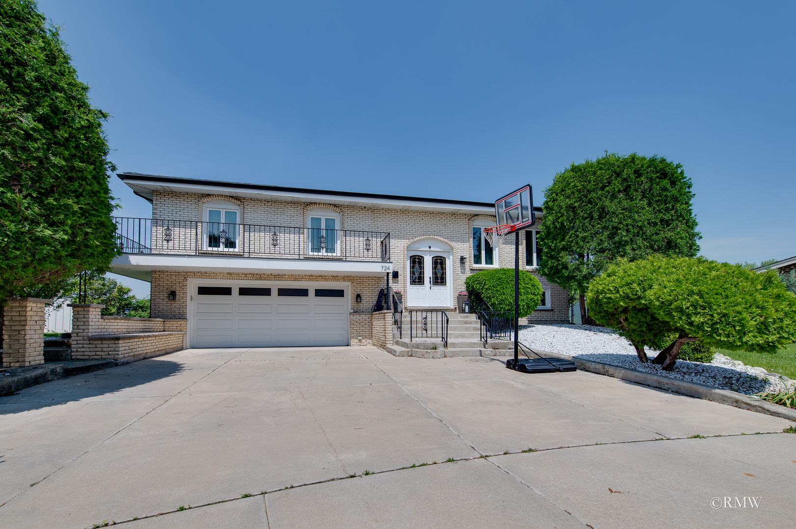 724 N Plamondon Drive Property Photo 1