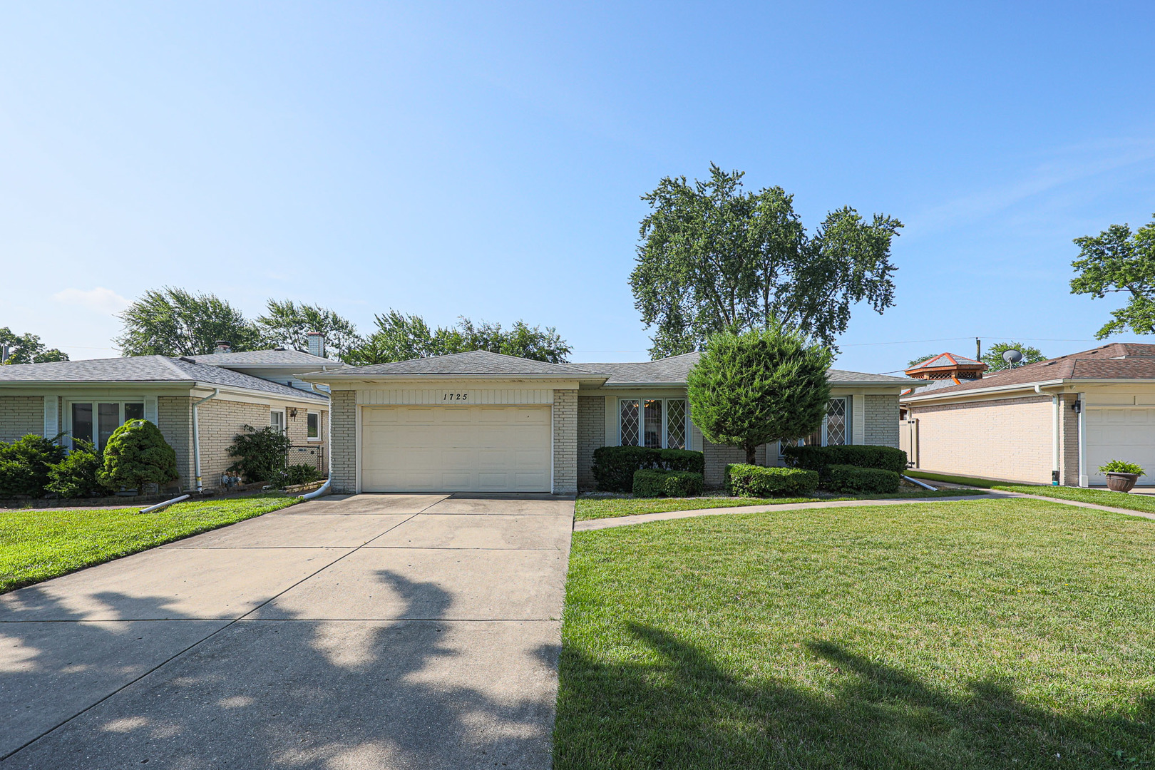 1725 W Magnolia Lane Property Photo 1