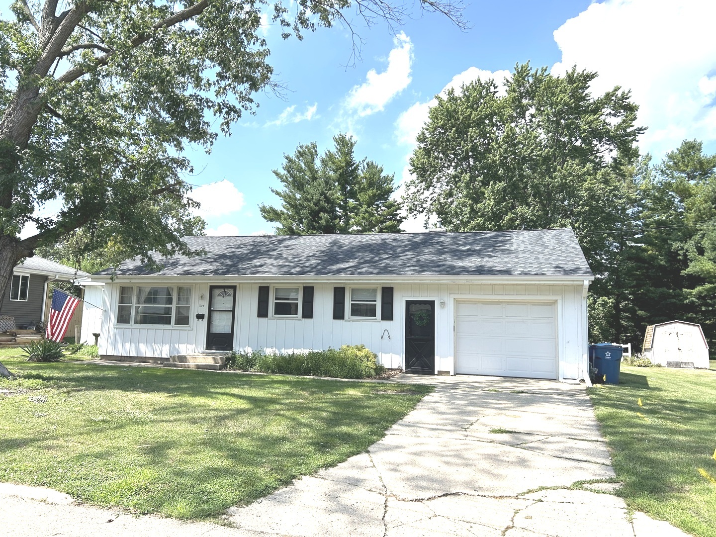 1104 Oak Court Property Photo 1