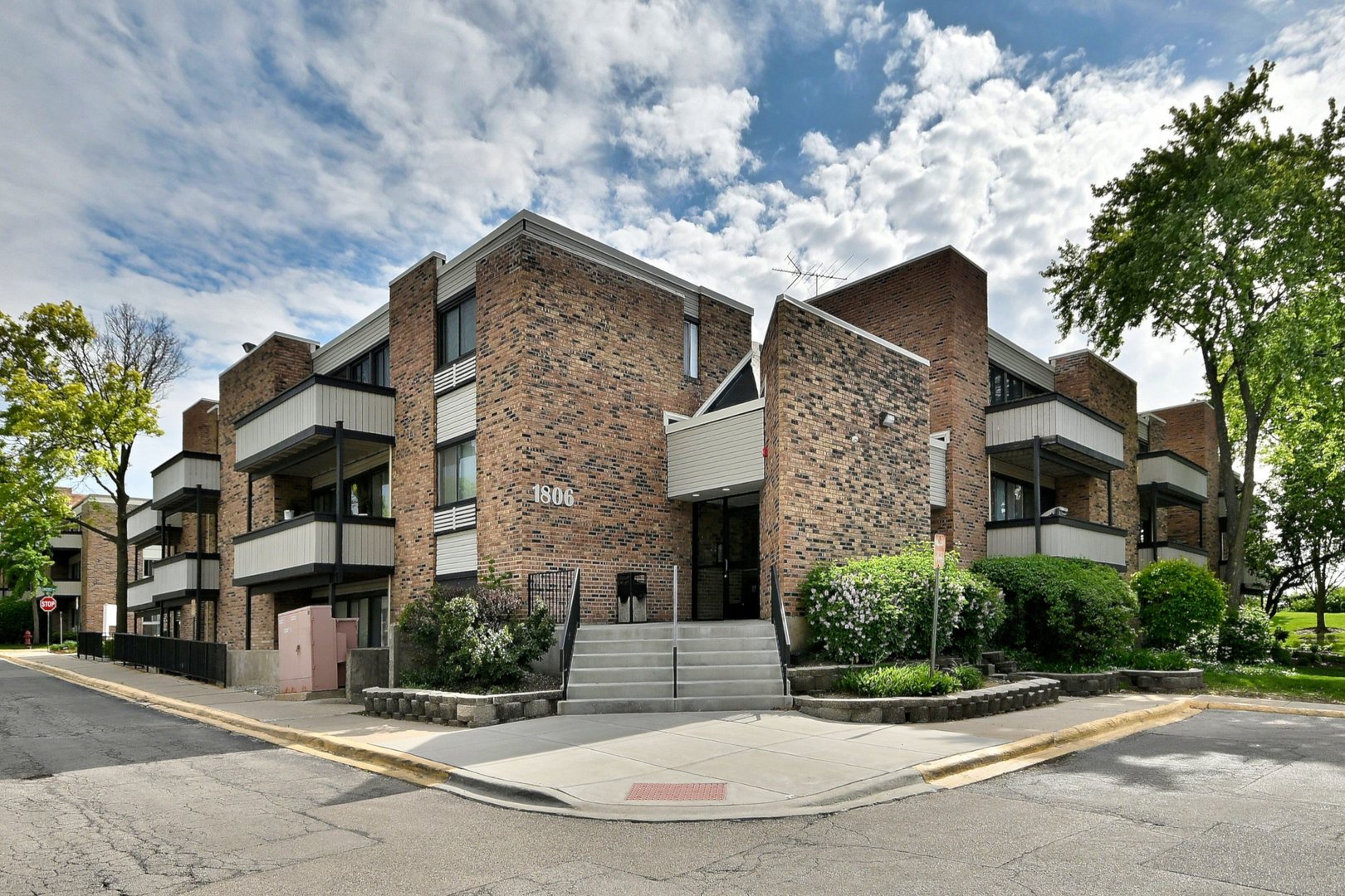 1806 Hemlock Place 105 Property Photo 1
