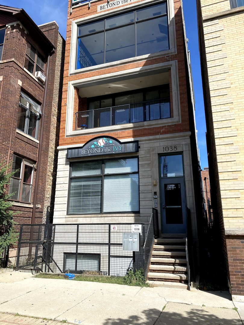 1038 W Waveland Ave Property Photo 1