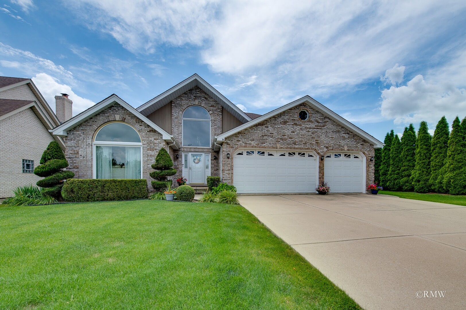 1219 W Surrey Ln Property Photo 1