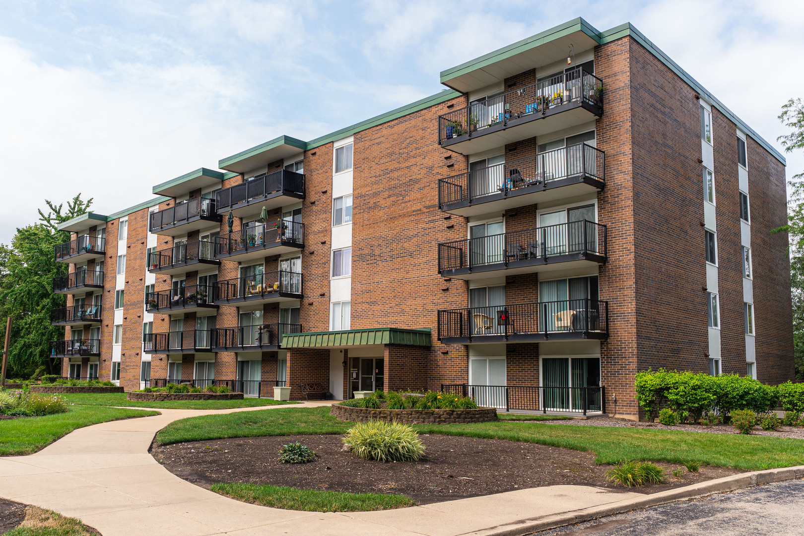 5S040 Pebblewood Lane W303