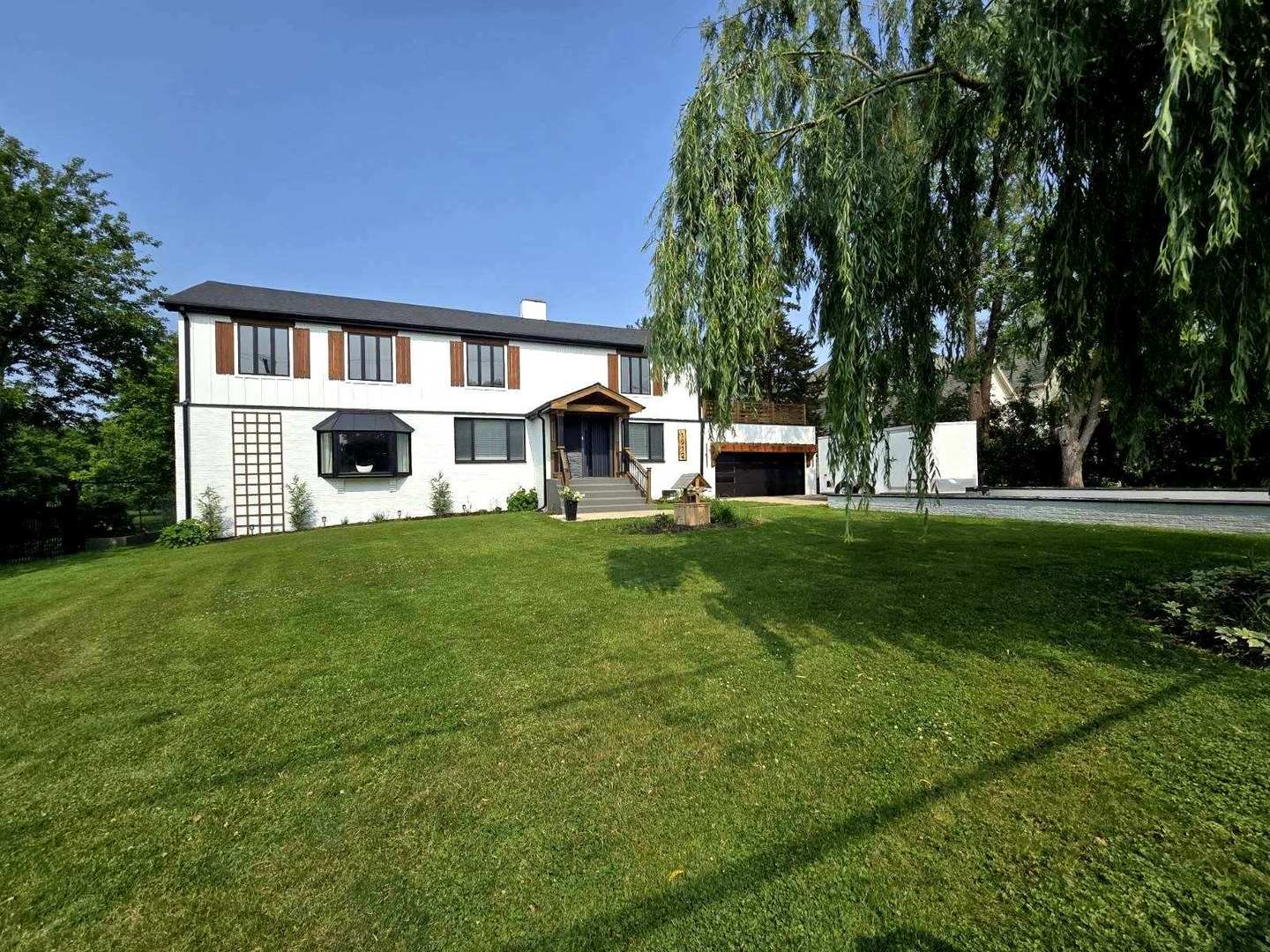 1912 N Summit Street Property Photo 1