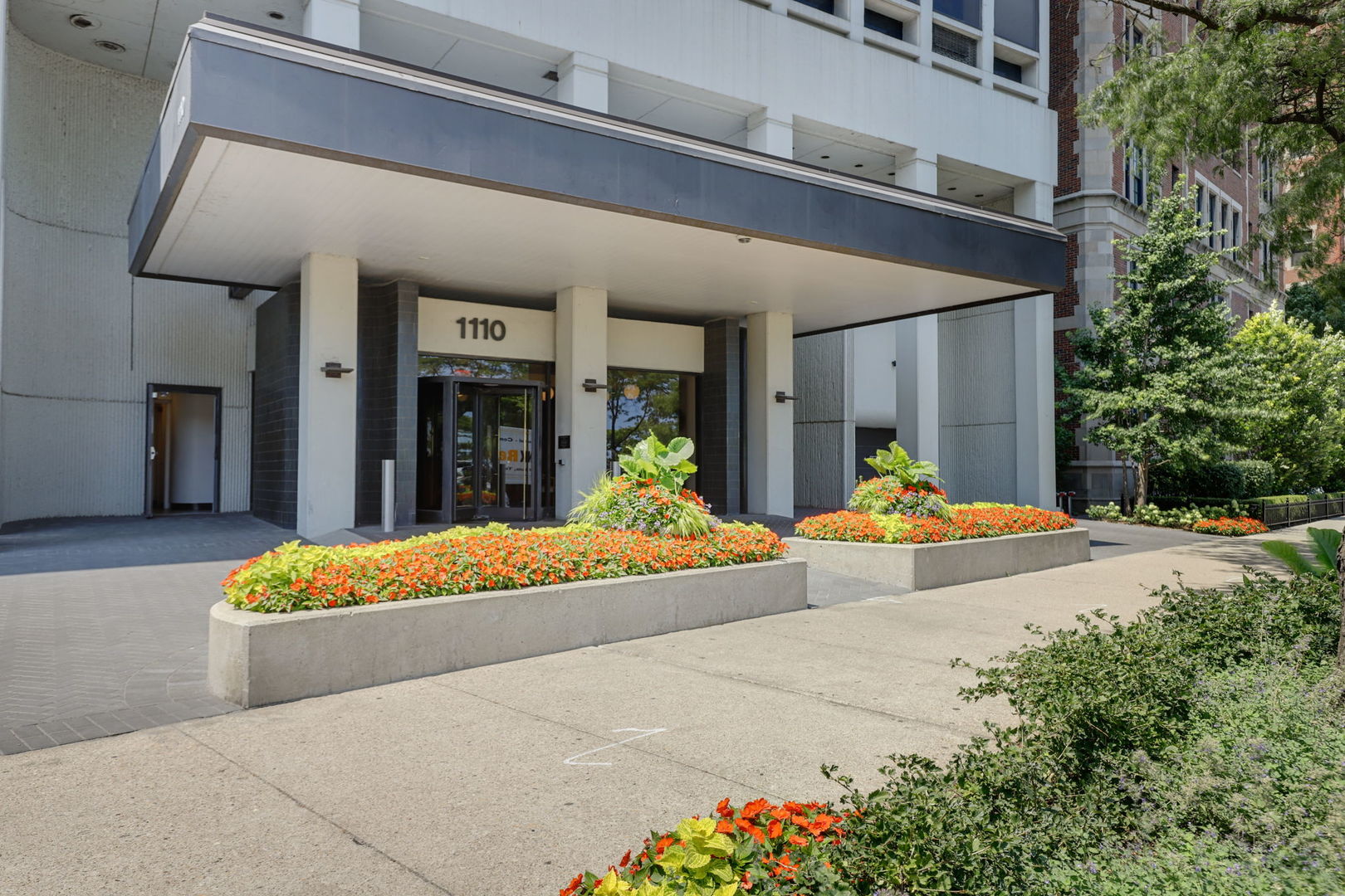 1110 N Lake Shore Drive 27s Property Photo 1