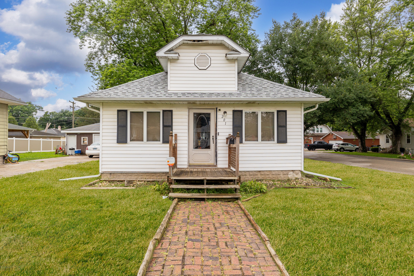 201 S Hebbard Street Property Photo 1