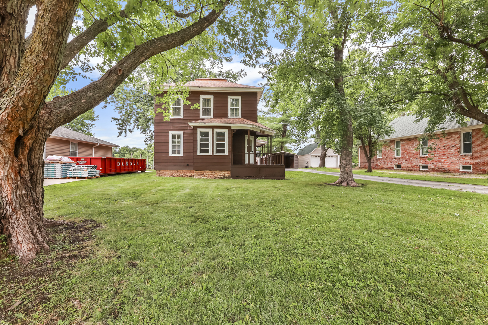 165 W Lincoln Street Property Photo 1