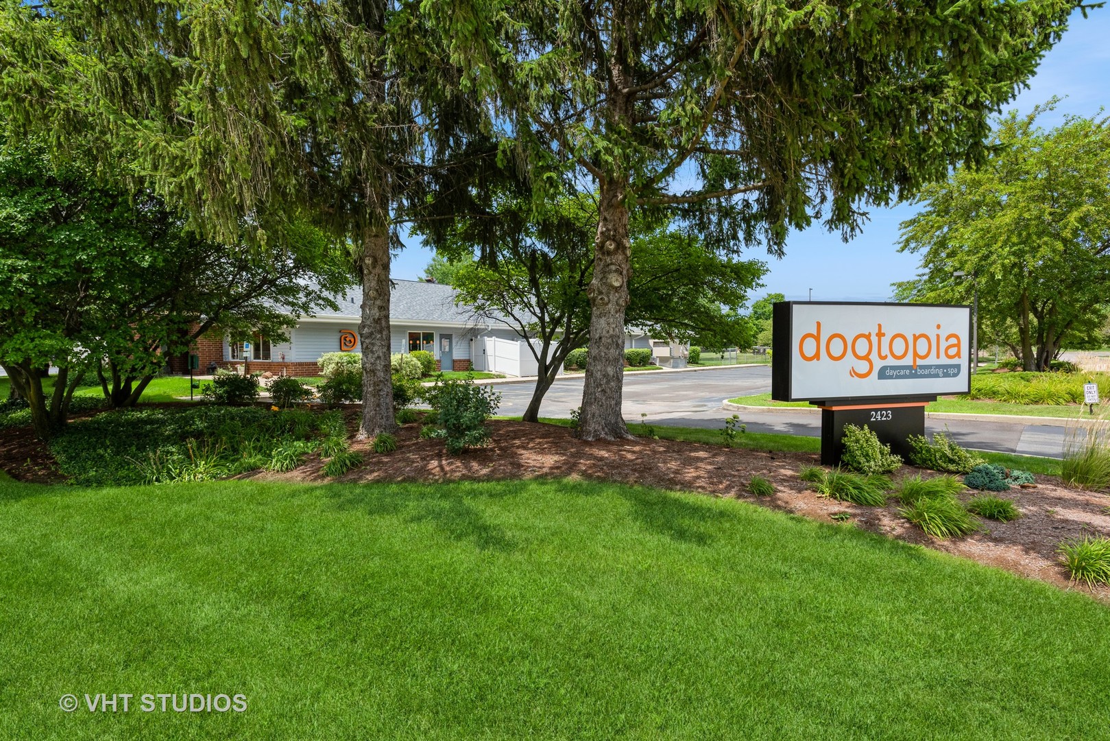 2423 Fargo Boulevard Property Photo 4