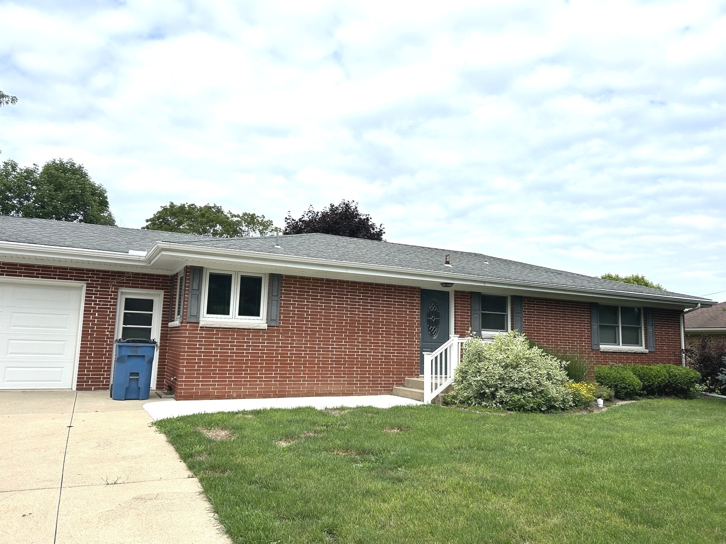 1402 Lakeview Drive Property Photo 1