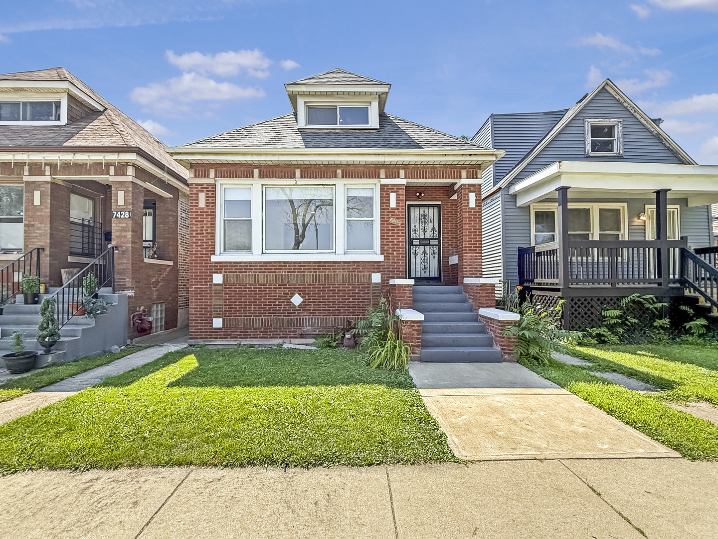 7426 S Oakley Avenue Property Photo 1