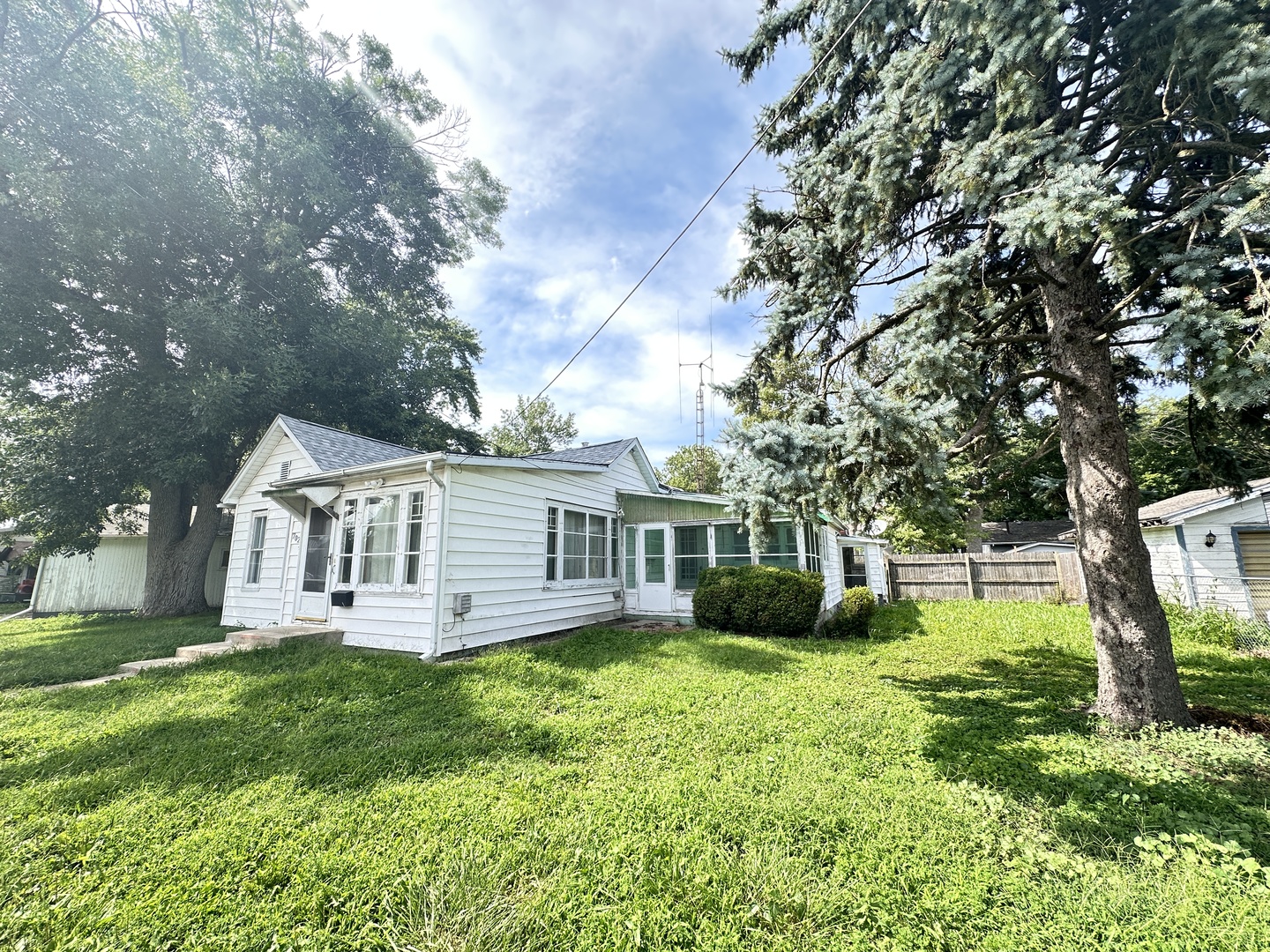 702 W Green Street Property Photo 1