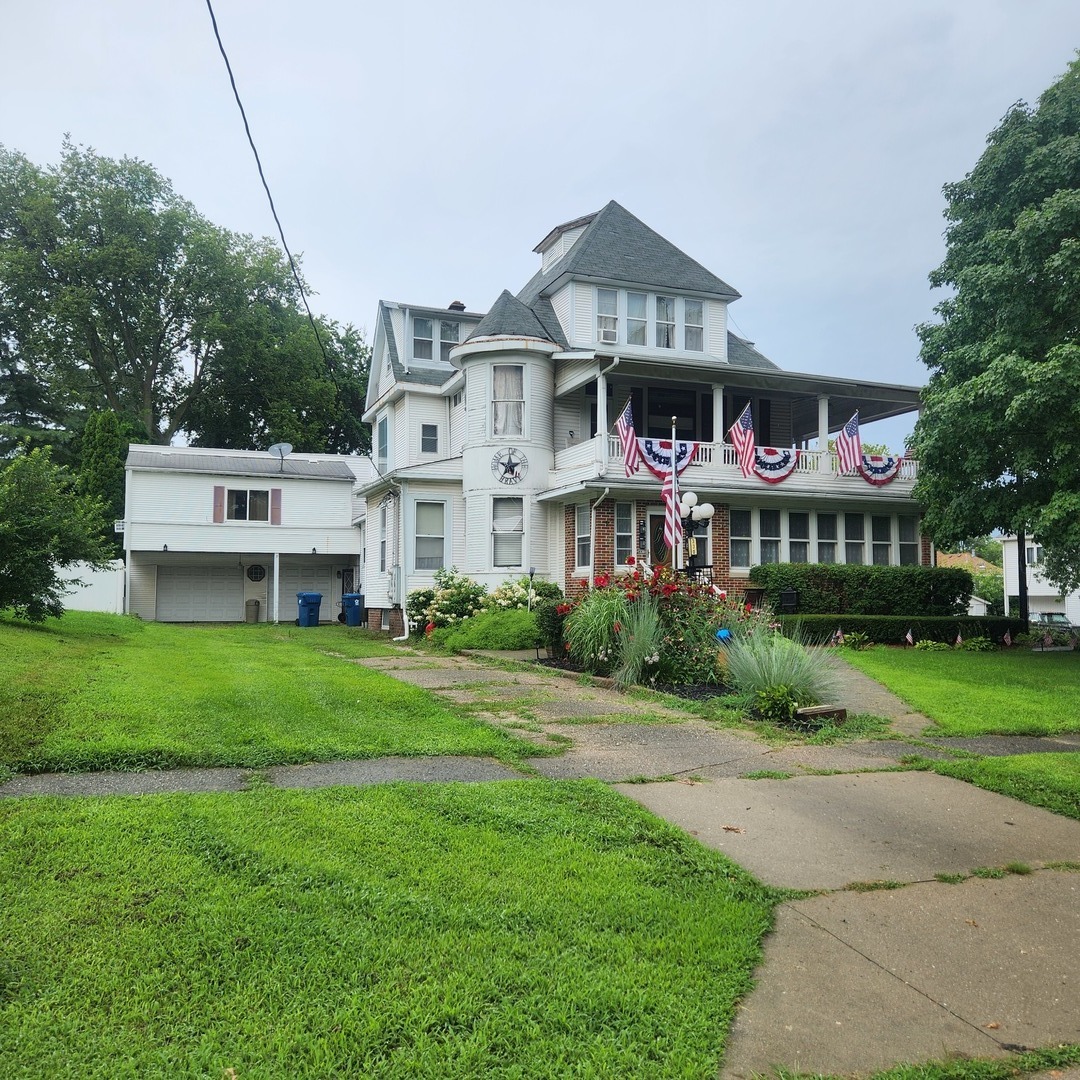 330 E Locust Street Property Photo 1
