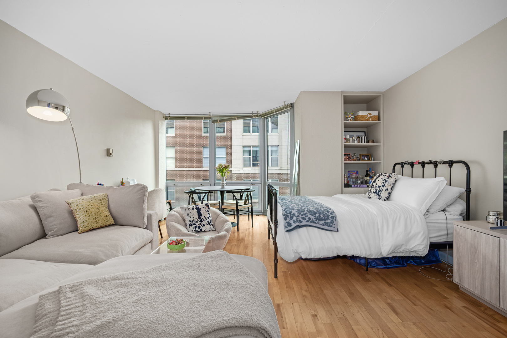 21 W Goethe Street 16e Property Photo 3