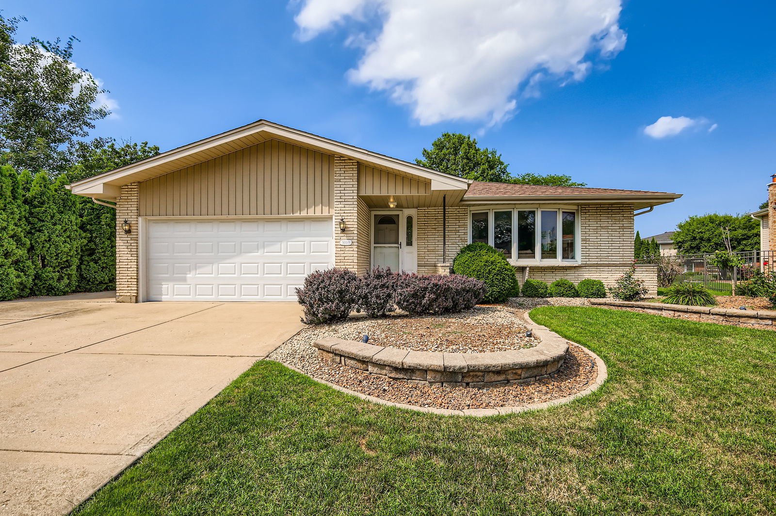 9100 Oakwood Drive Property Photo 1