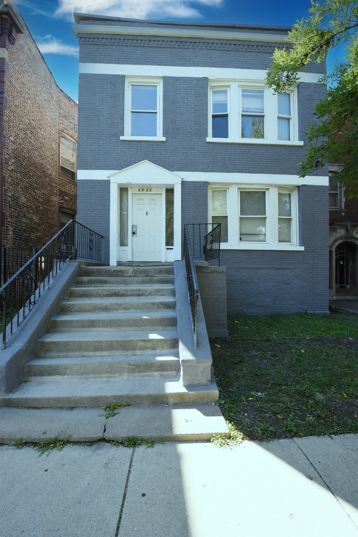 1923 W Garfield Boulevard Property Photo 1