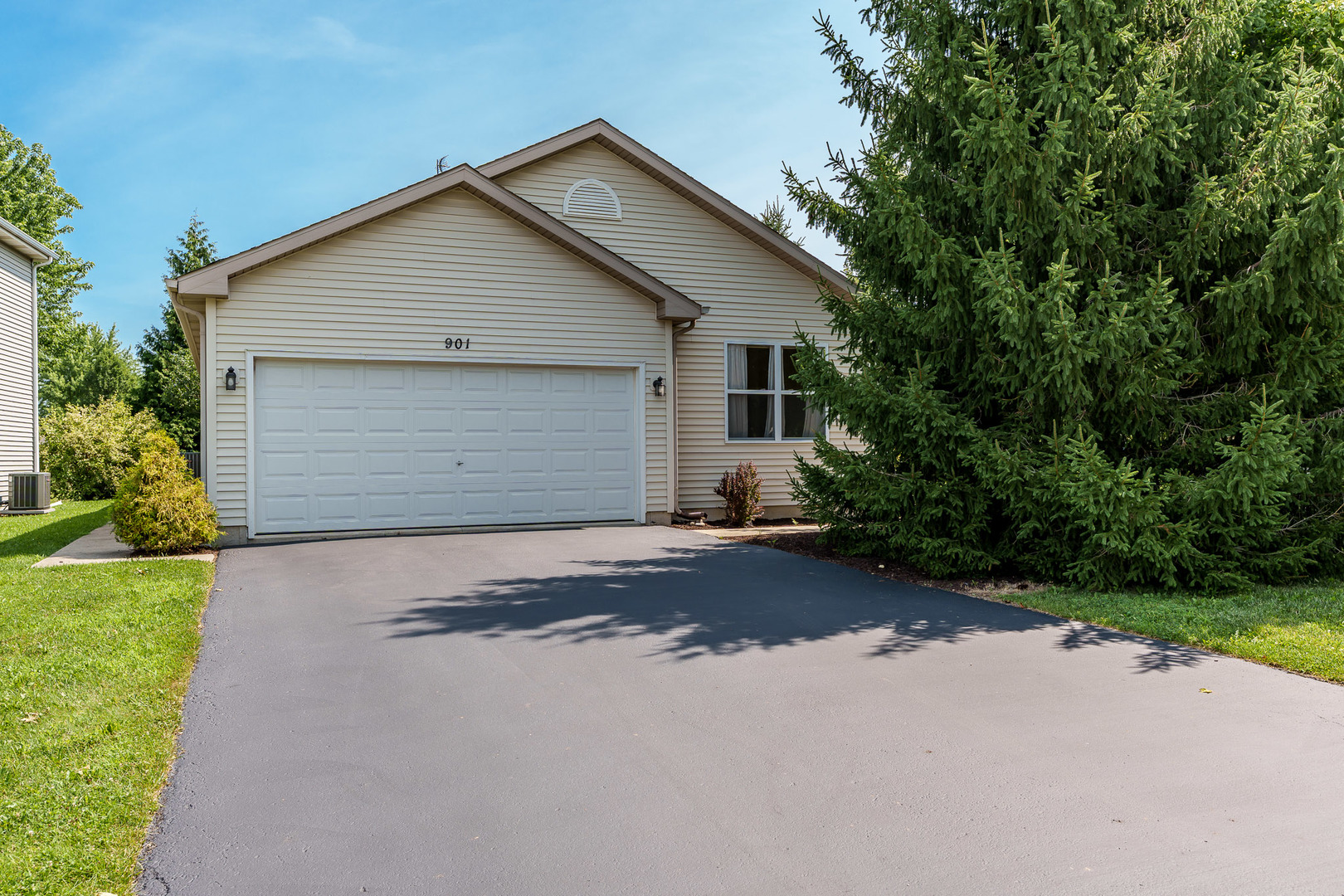 901 N Oak Creek Drive Property Photo 1