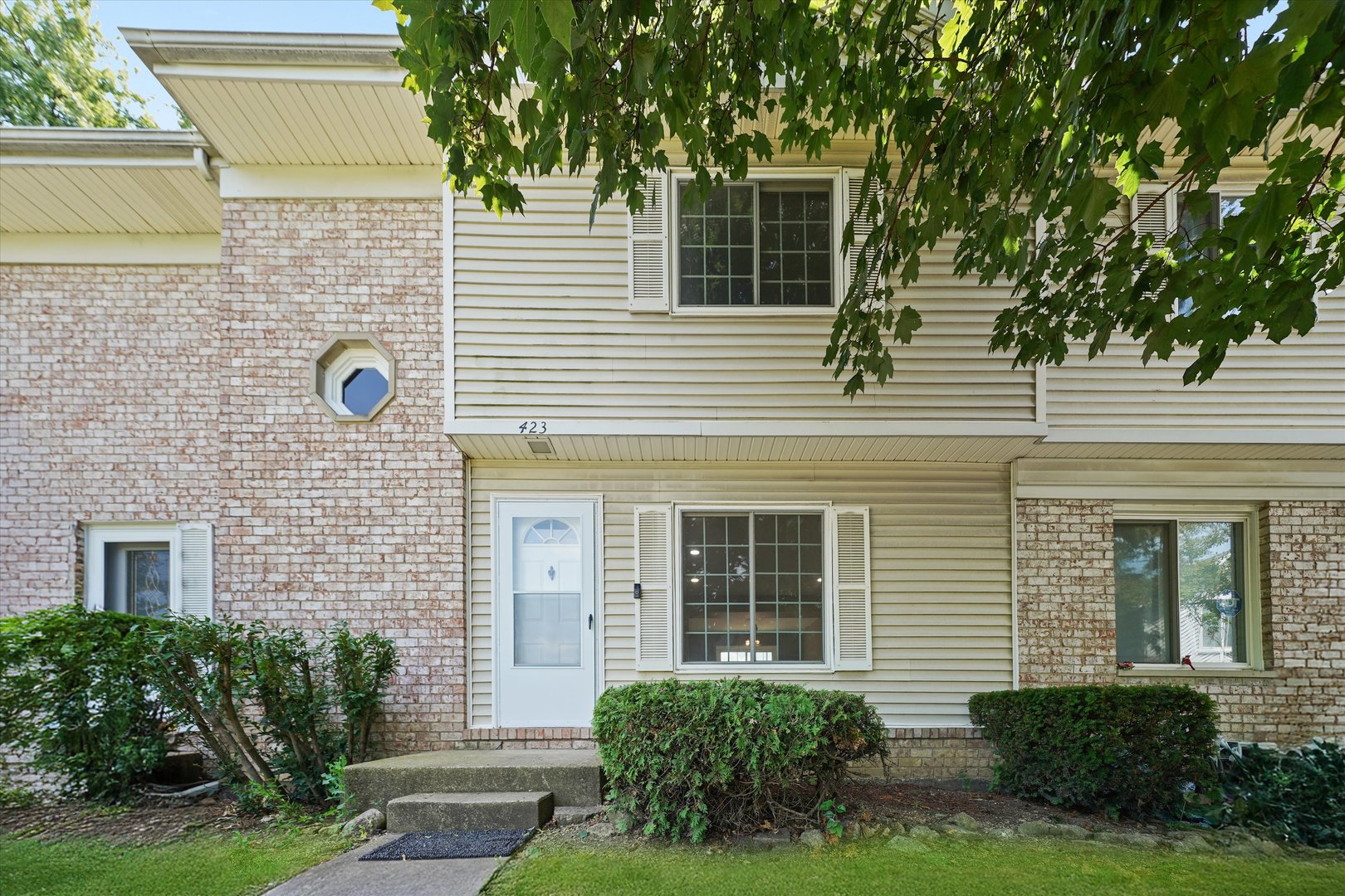 423 Yorkshire Square Property Photo 1
