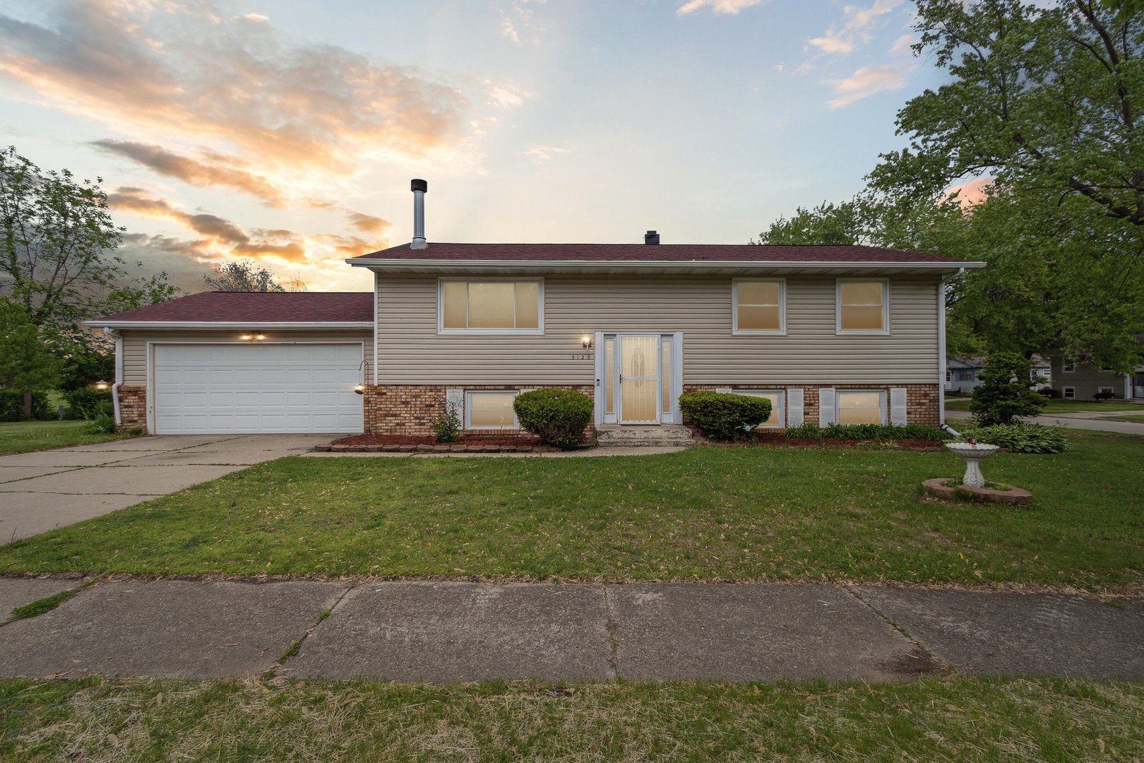 3128 New England Drive Property Photo 1