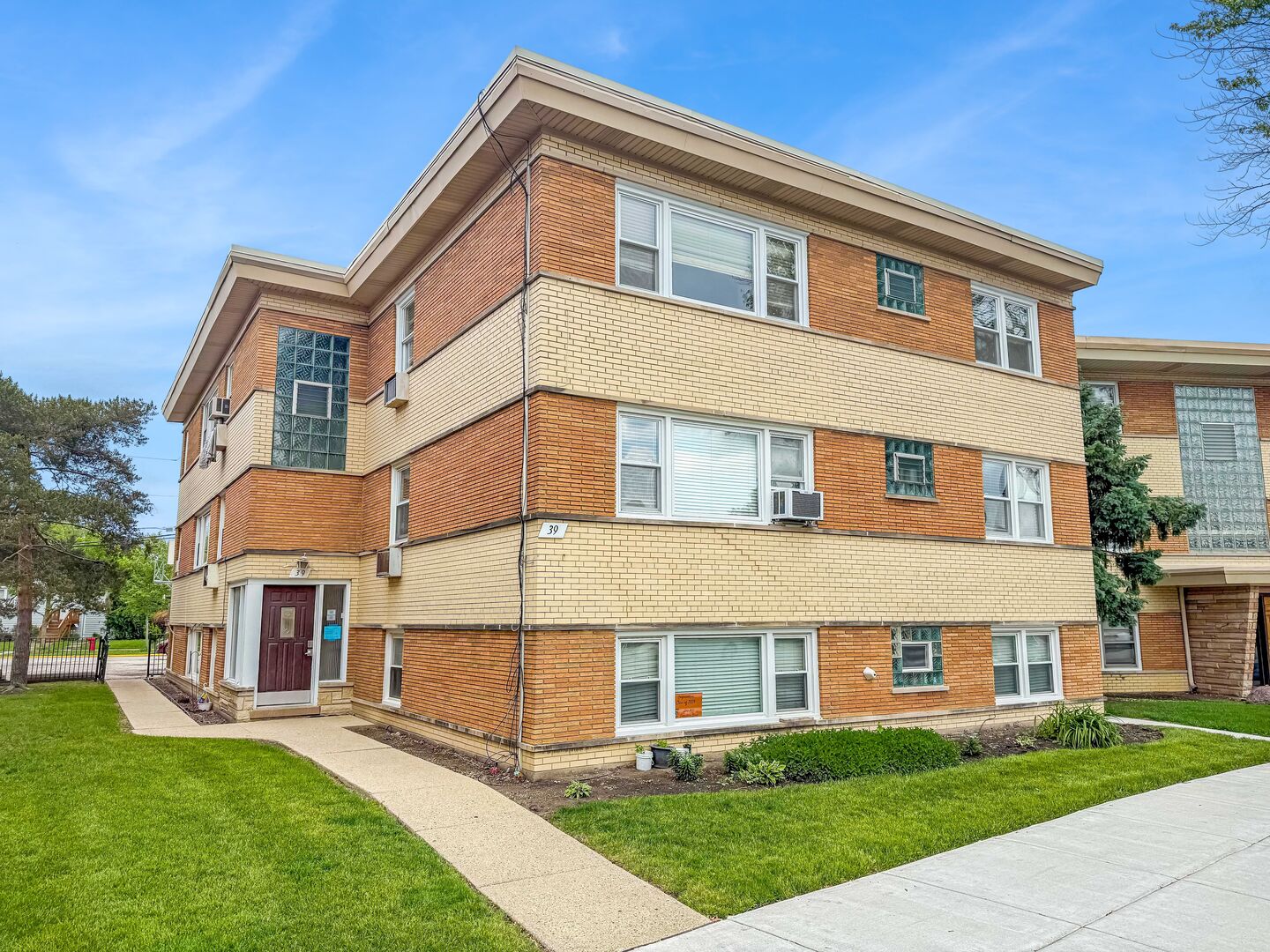 39 W Conti Parkway 2n Property Photo 1