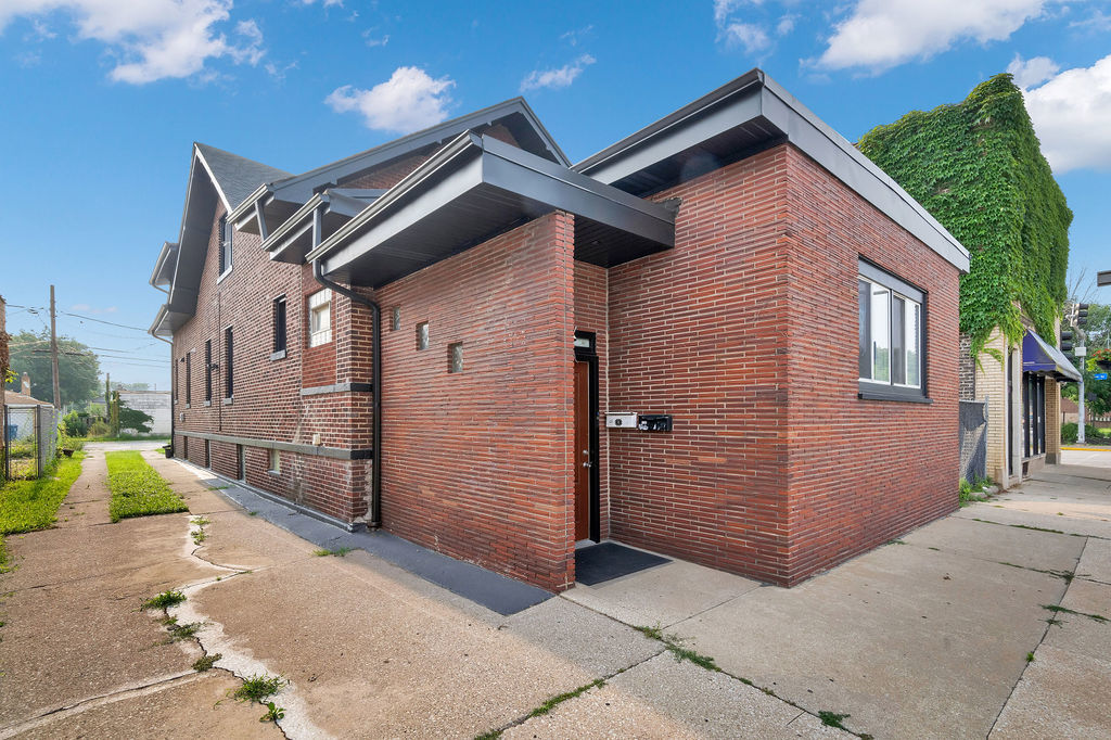 691 Wentworth Avenue Property Photo 1