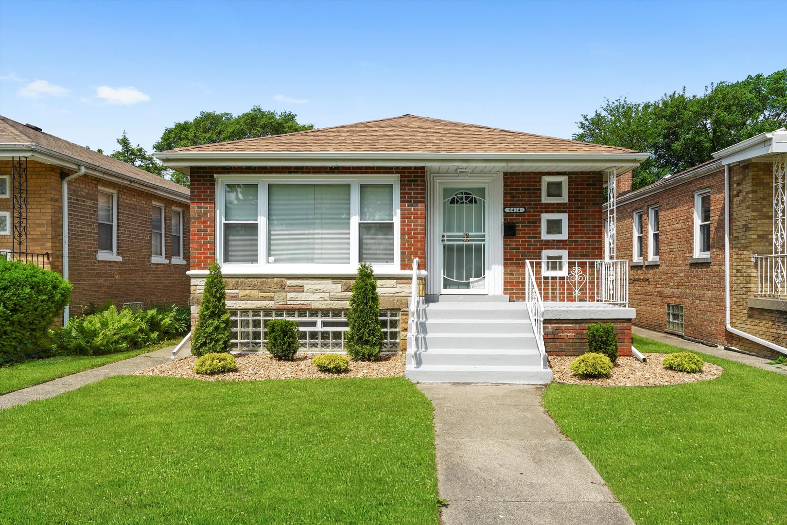 8414 S King Drive Property Photo 1