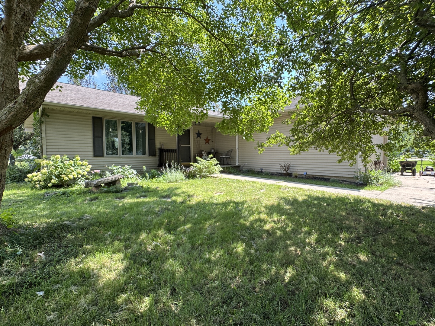 220 S Hossack Street Property Photo 1