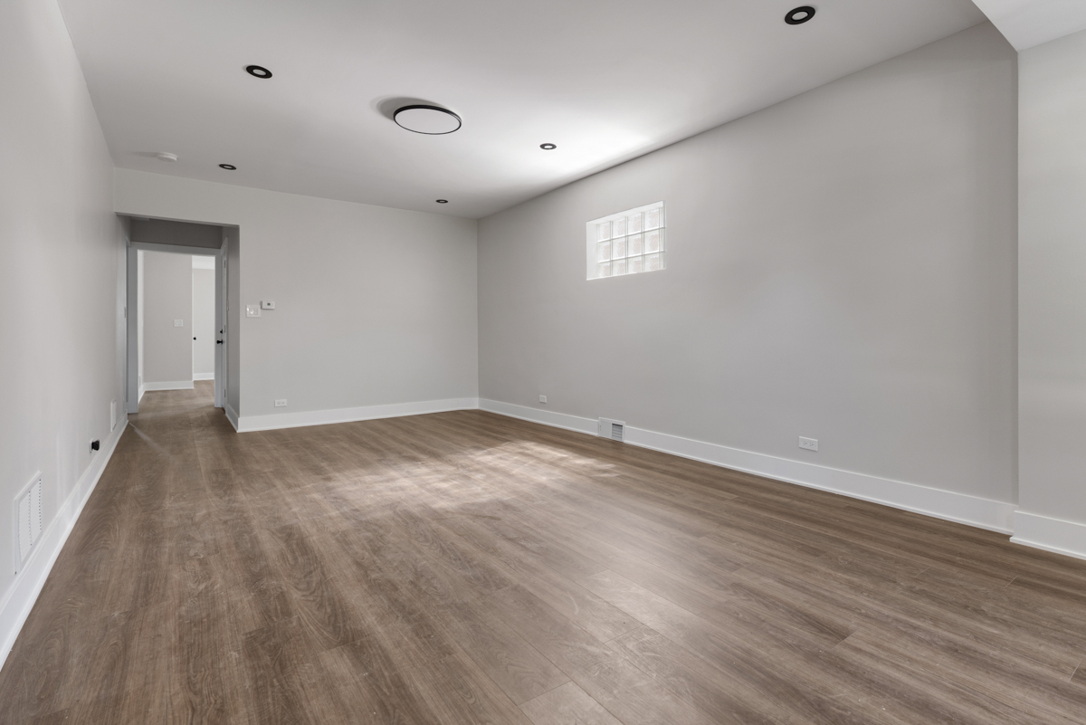 8647 S Kingston Avenue Property Photo 4