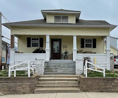 208 W College Street Property Photo 1