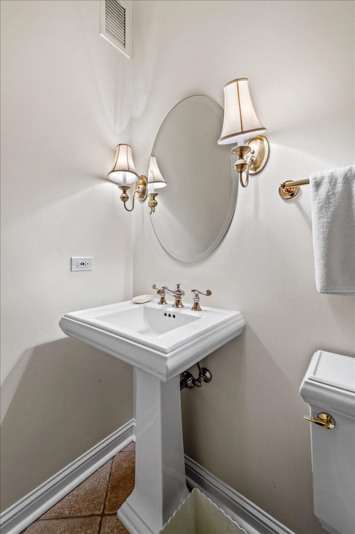 25 E Superior Street 605 Property Photo 9