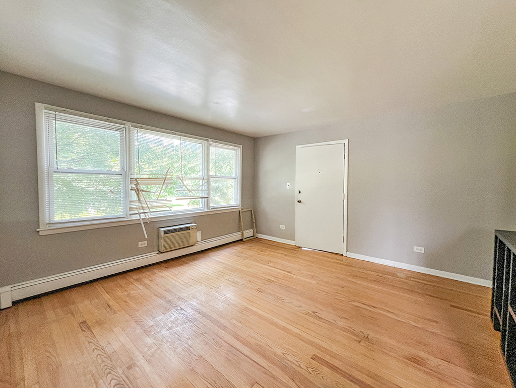 8743 S Beverly Avenue Property Photo 2