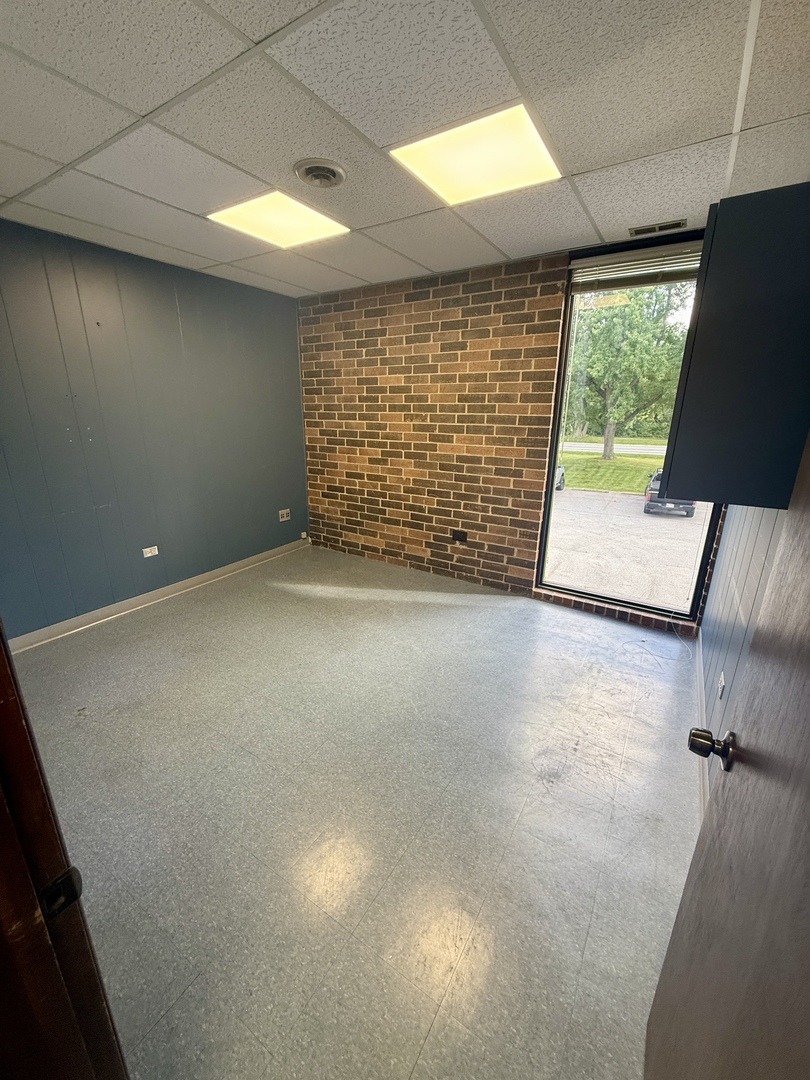 7800 W College Drive Property Photo 14
