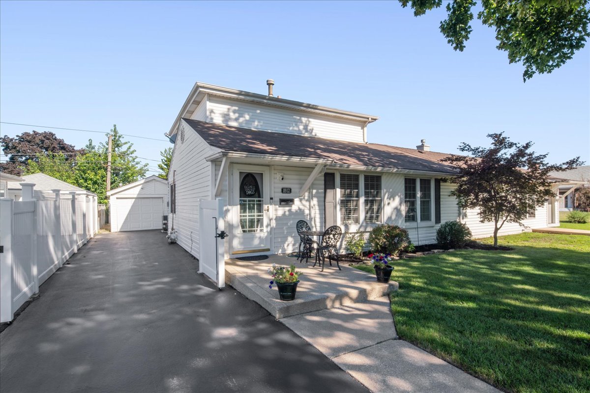 8912 S Ryan Road Property Photo 1