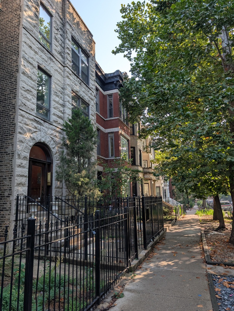 902 W Newport Avenue Property Photo 3