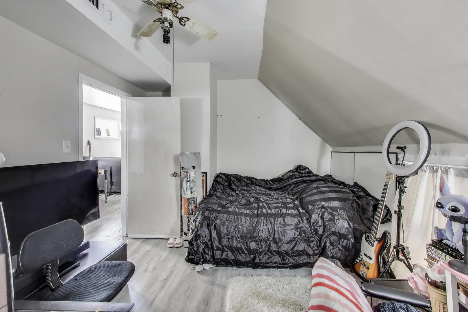 2417 N Washtenaw Avenue Property Photo 10