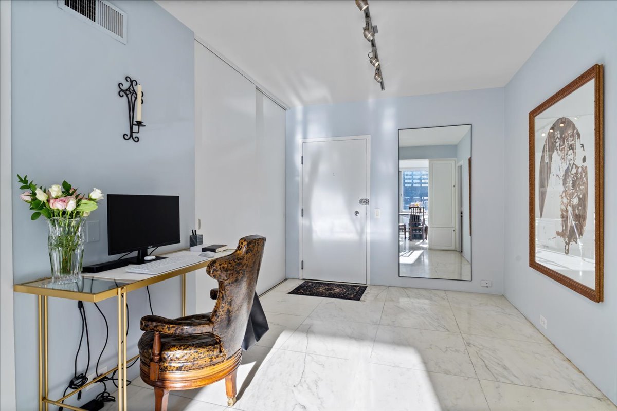 880 N Lake Shore Drive 16g Property Photo 4