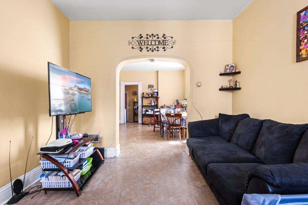 2711 S Hamlin Avenue Property Photo 4