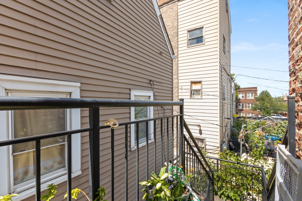 2711 S Hamlin Avenue Property Photo 7