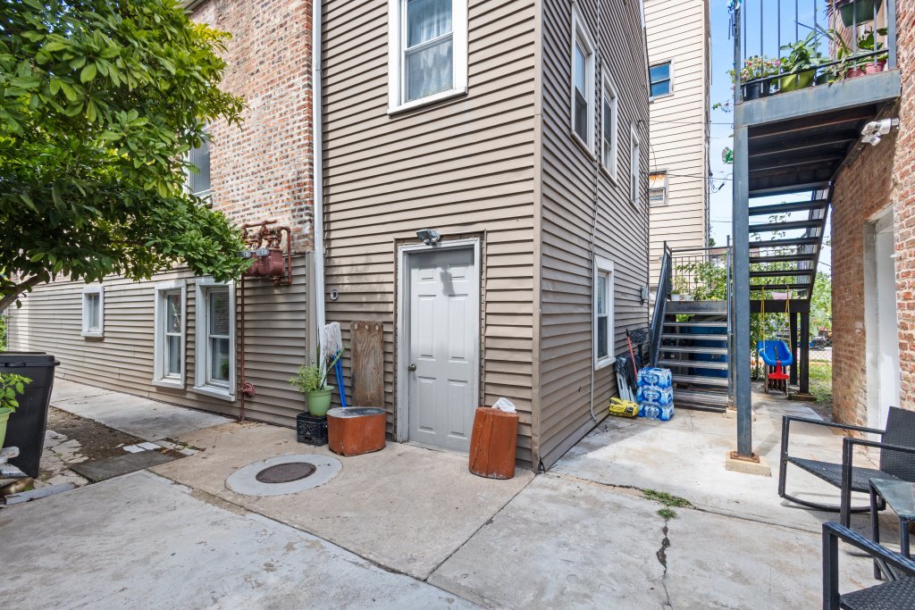 2711 S Hamlin Avenue Property Photo 10