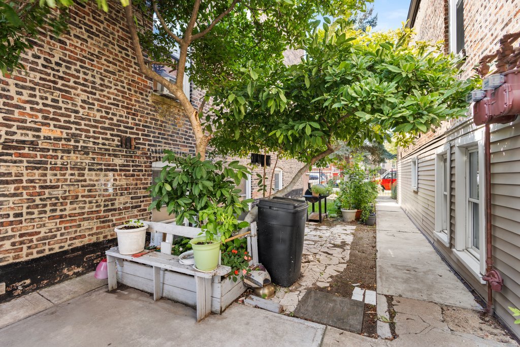 2711 S Hamlin Avenue Property Photo 11