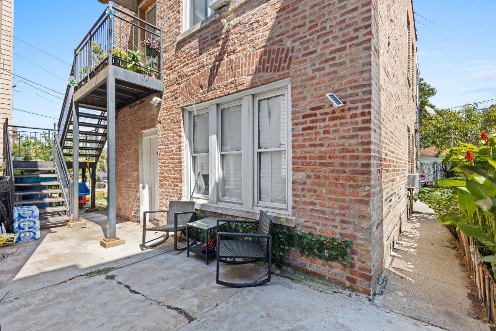 2711 S Hamlin Avenue Property Photo 12